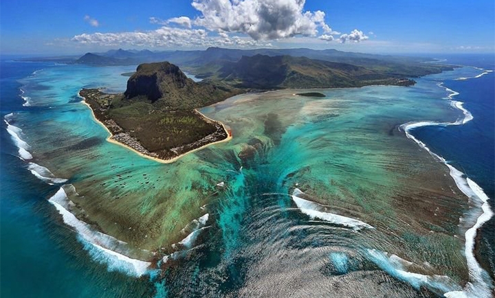 Ảo ảnh thác nước dưới hòn đảo Mauritius