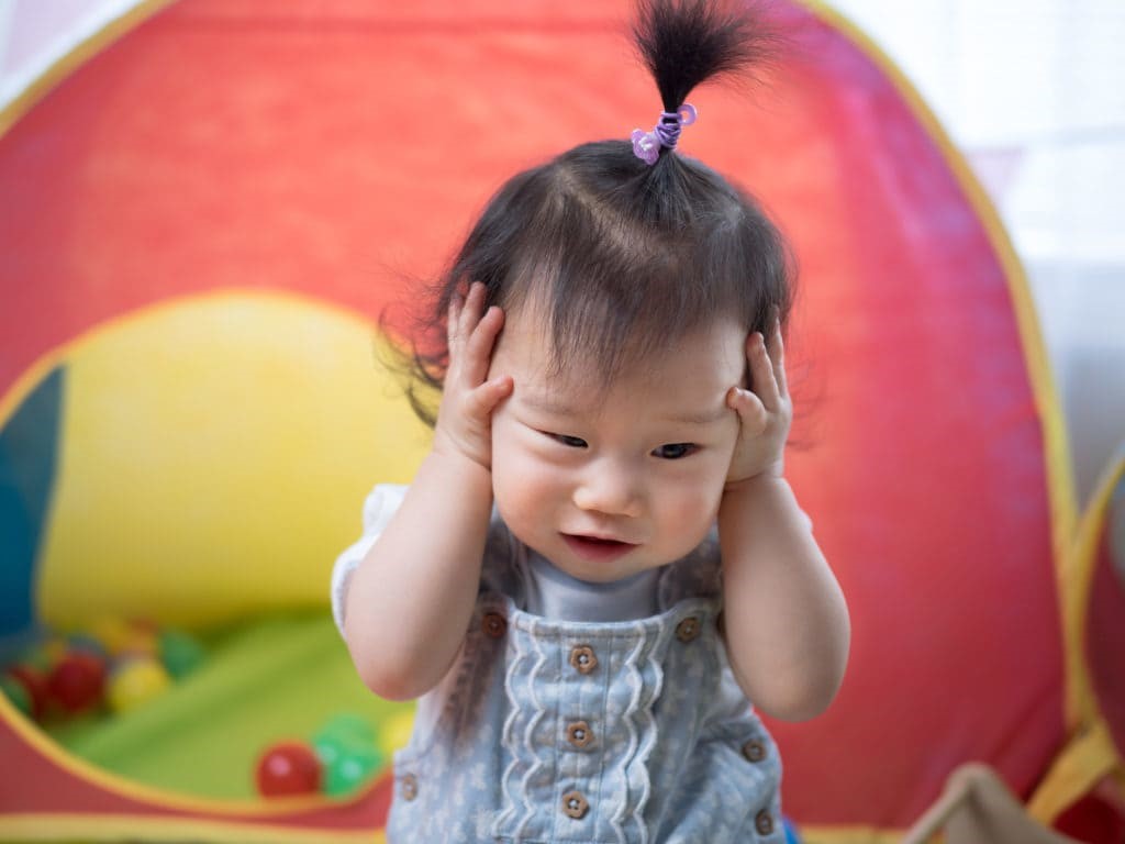 Biến chứng của viêm tai giữa xung huyết ở trẻ là gây mất thính lực