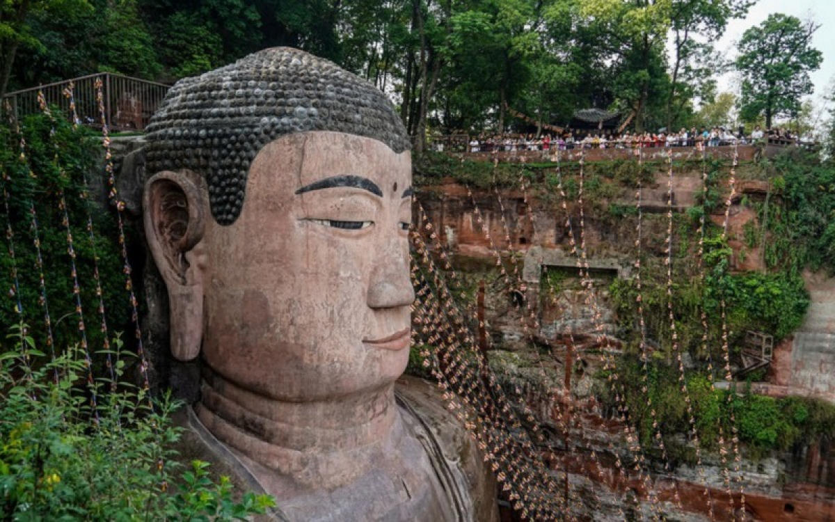 Năm 723, Công trình tượng Phật bắt đầu được khắc vào núi đá Lăng Vân