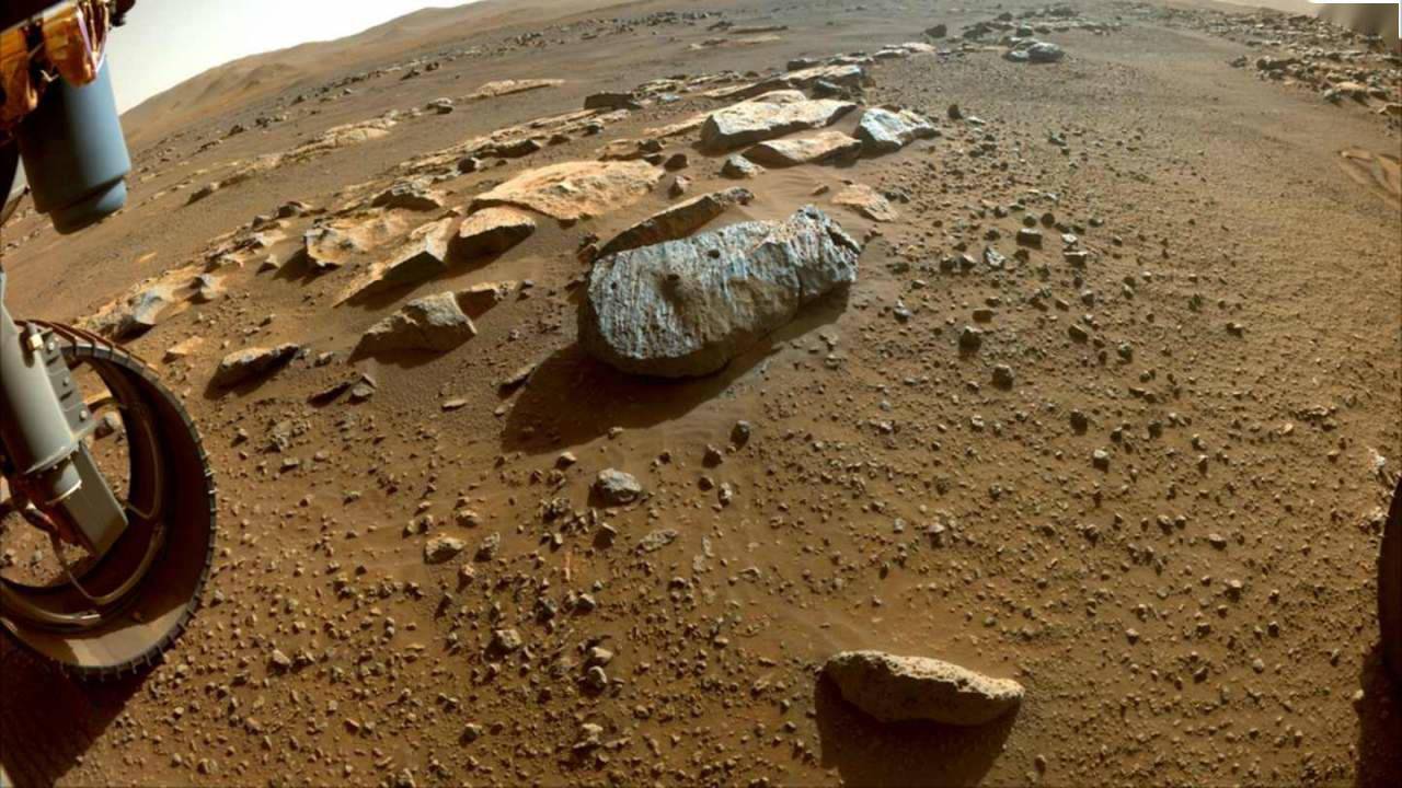 Tảng đá trên sao Hỏa cùng lỗ khoan Perseverance tạo ra để lấy mẫu