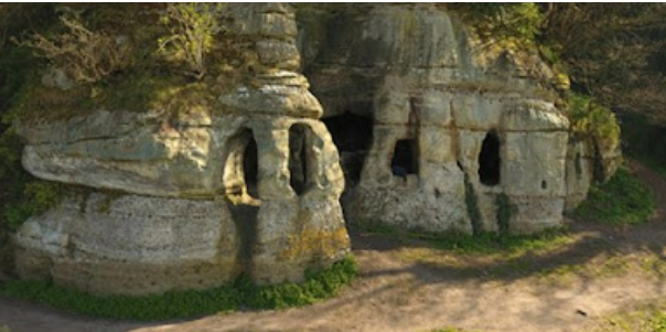 Ngôi nhà cắt đá kỳ lạ nhiều khả năng tồn tại từ thế kỷ 9