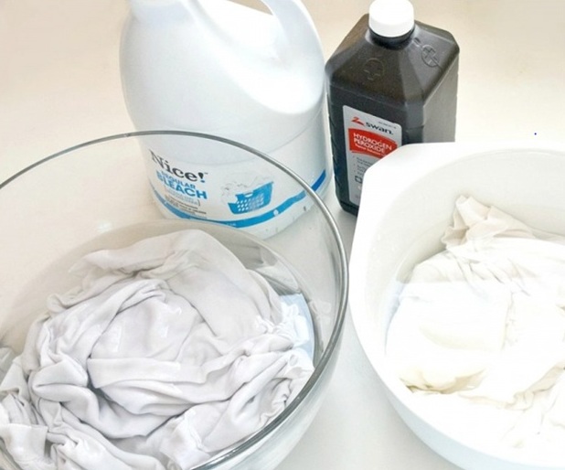 Dùng hỗn hớp chất tẩy trắng và bột giặt