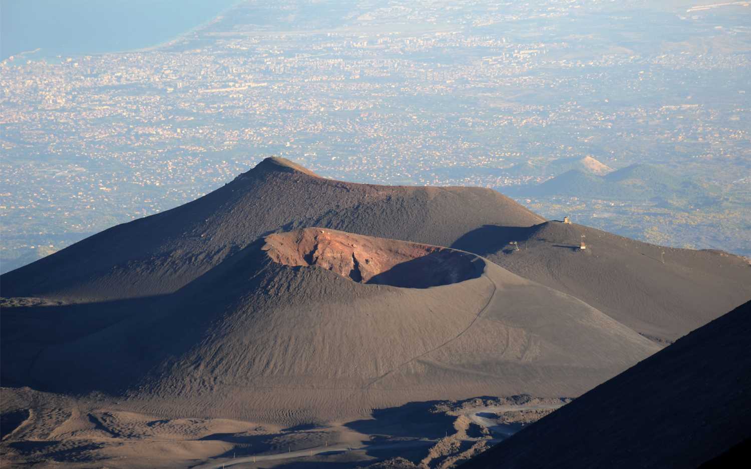 Siêu núi lửa Etna cao nhất nước Ý tự mọc thêm một cách đáng sợ