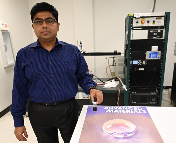 Giáo sư Debashis Chanda người đứng đầu trong việc nghiên cứu và phát triển vật liệu nano mới