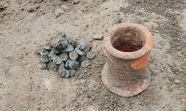 Hũ tiền cổ được giấu vội dưới lòng đất từ năm 1.500 trước vừa được phát hiện tại Nga