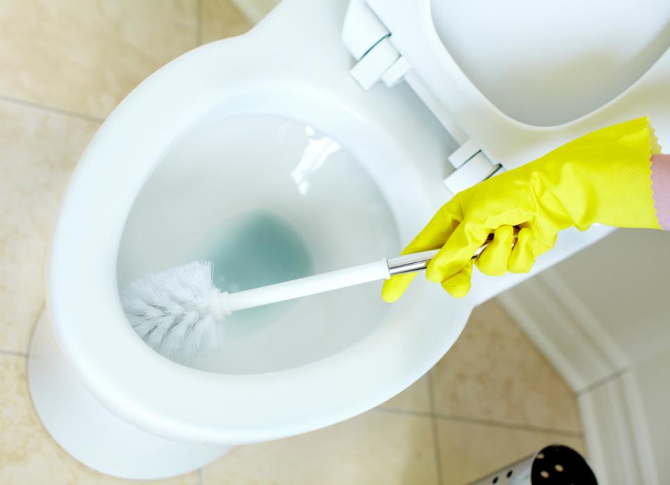 Mẹo vệ sinh bồn cầu cực kỳ đơn giản và hiệu quả