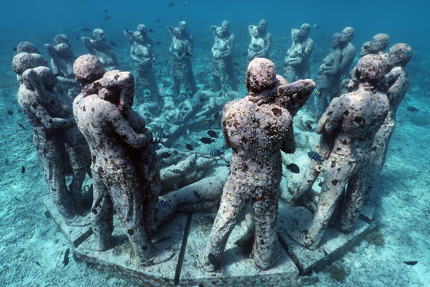 Những tượng người ở công viên điêu khắc Grenada dưới lòng đại dương