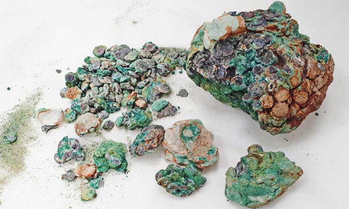 Tìm thấy khối tiền xu 6kg được ngâm trong nước biển suốt 1.700 năm