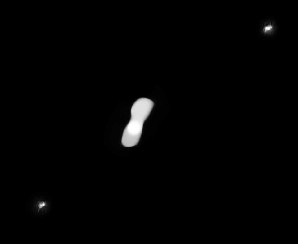 Tiểu hành tinh kỳ lạ 216 Kleopatra trong vũ trụ có tới 2 mặt trăng