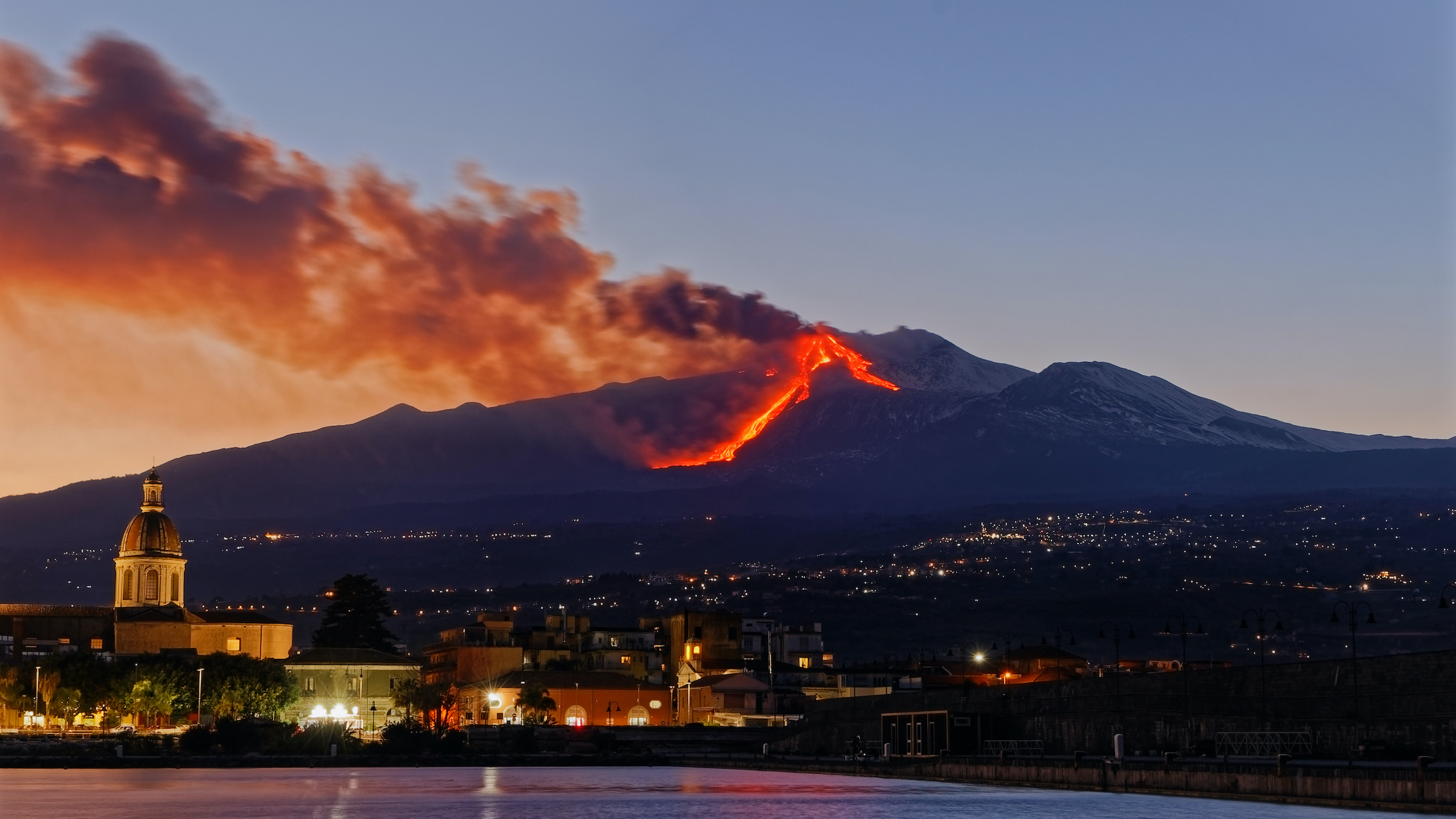 Núi lửa Etna phun trào đài dung nham 1.500 mét