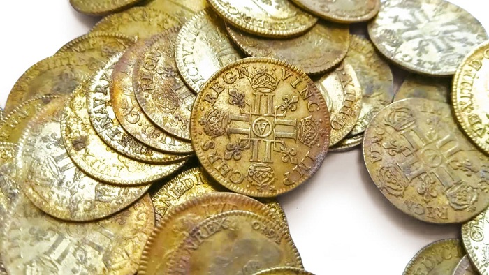 Phát hiện hàng trăm đồng tiền được giấu kín trong dinh thử gần 400 năm