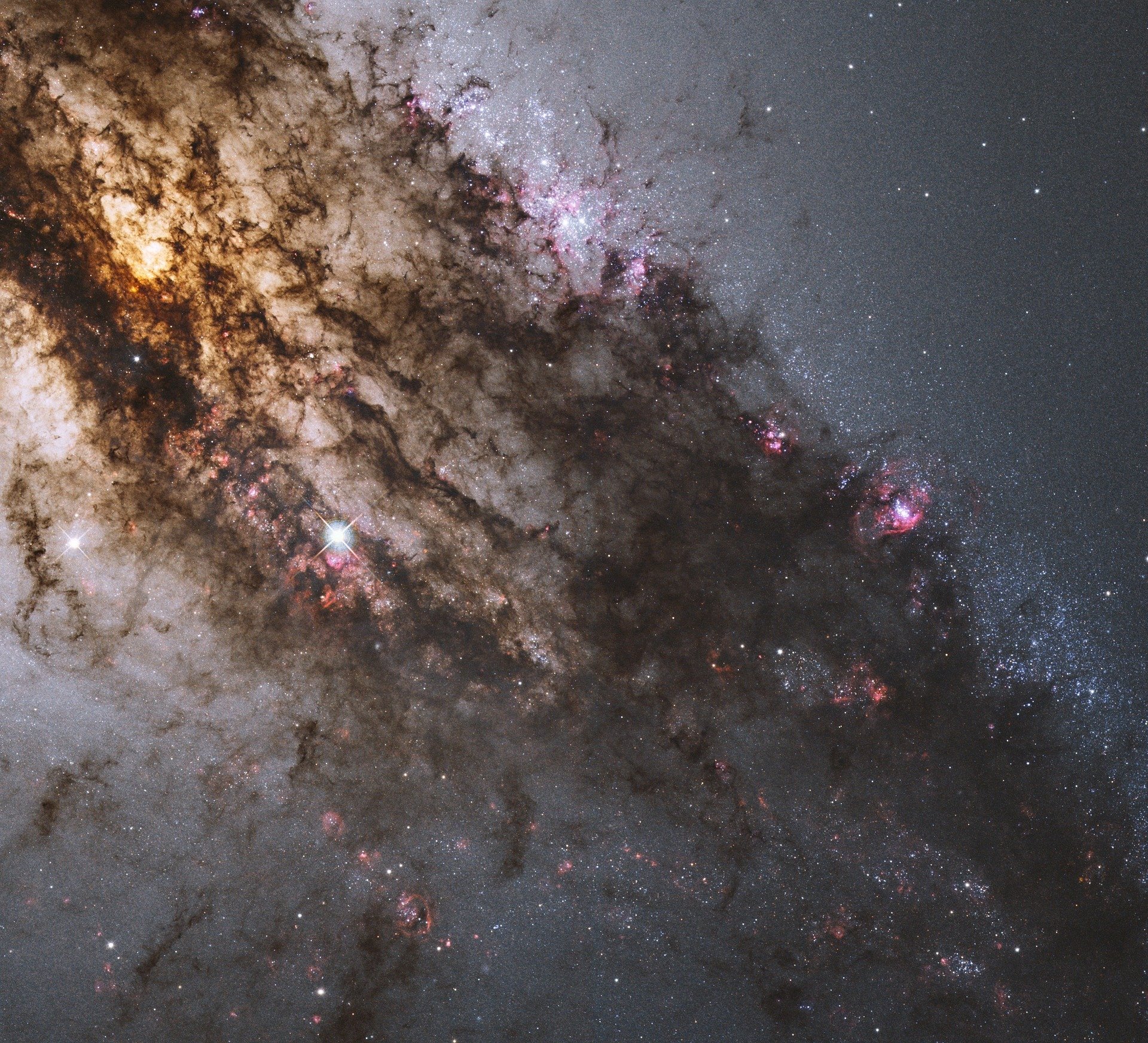 Vụ va chạm khủng khiếp giữa hai thiên hà Centautus A và Milky Way