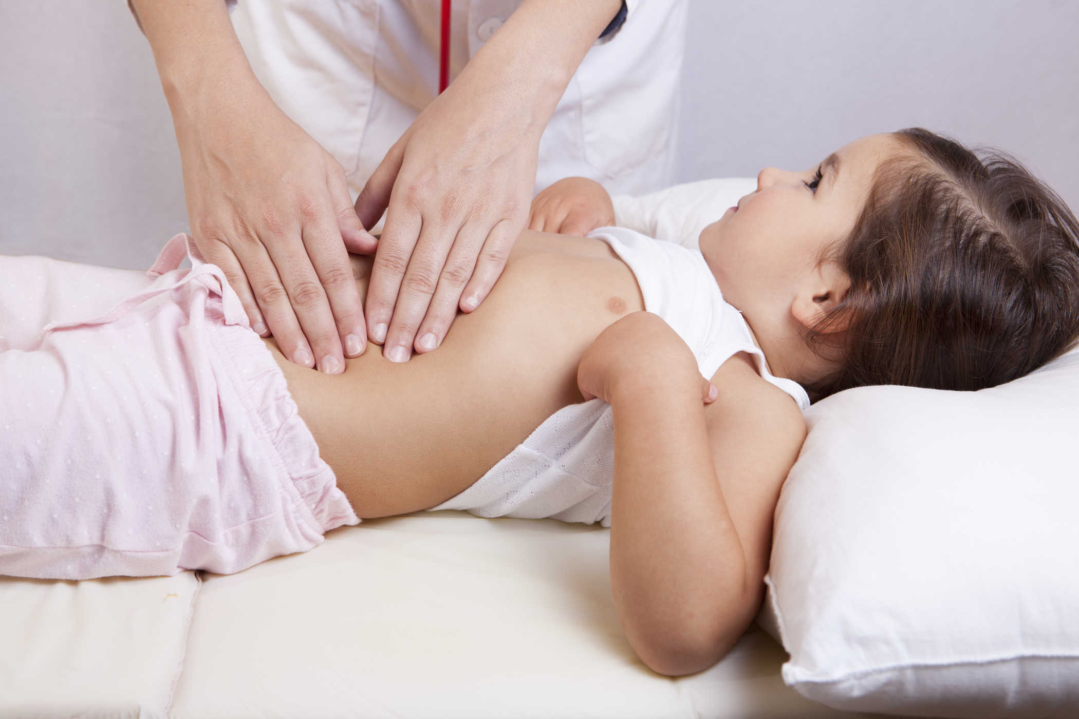 Để điều trị đau dạ dày ở trẻ nhỏ, tốt nhất cha mẹ nên đưa trẻ đến các cơ sở y tế