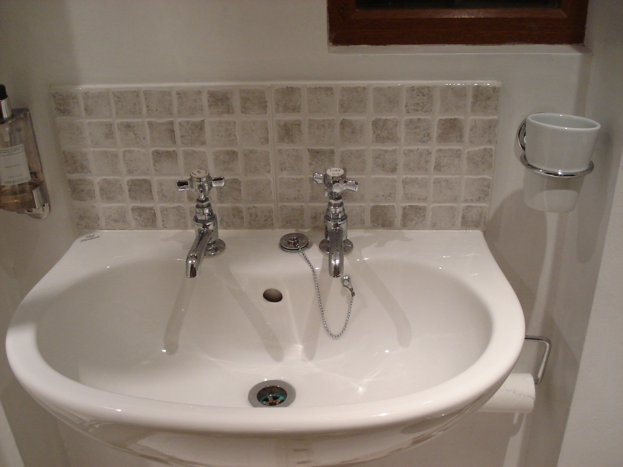 Lý giải bồn nước rửa mặt của Anh có 2 vòi nước